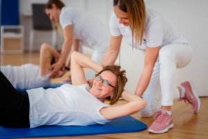 Physiotherapie in der Gruppe bei Kinemedic - Praxis für physikalische, orthopädische und rehabilitative Medizin.